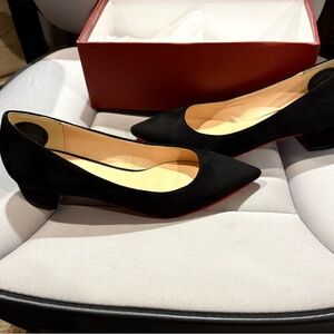 Elegant Black Women's Suede heels new in box. 6.5